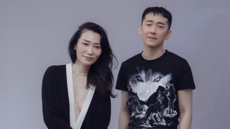 ▲「視帝」施名帥(右)與資深媒體人楊起鳳將一同出席《無常》時尚攝影展開展。(圖/ Dennis Fei提供)