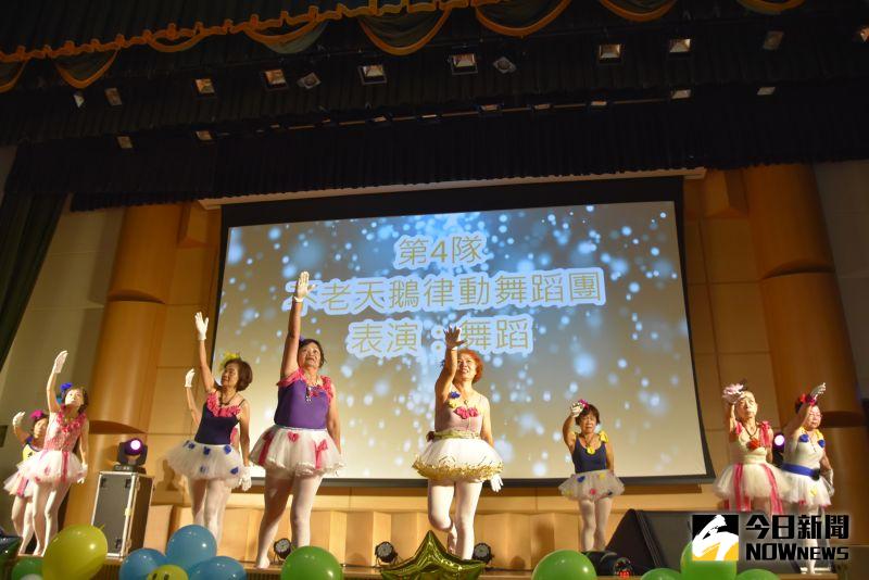▲不老天鵝律動舞蹈團資深美少女,自慢動作睡著的洋娃娃,轉為有活力的舞蹈娃娃。(圖/記者陳雅芳攝,2020.10.17)