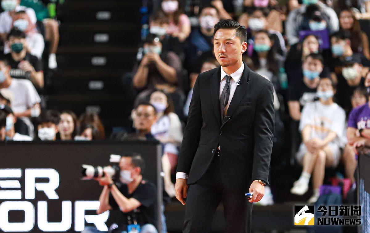 ▲新竹攻城獅總教練林冠綸不滿子弟兵的表現，賽後在休息室嚴厲提醒選手。（圖／記者葉政勳攝 , 2020.10.17）