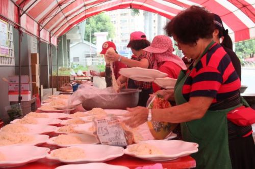 ▲70桌的辦桌，讓現場負責的工作人員捉緊時間準備。（圖／記者葉靜美攝，2020.10.17）