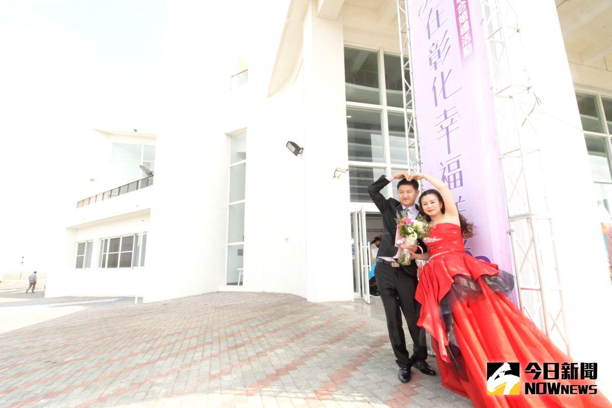 ▲20對新人們走進白色海豚屋，海裡白海豚也傳遞祝福，海畔白色風車轉動著幸福情定終生。（圖／記者陳雅芳攝，2020.10.17）