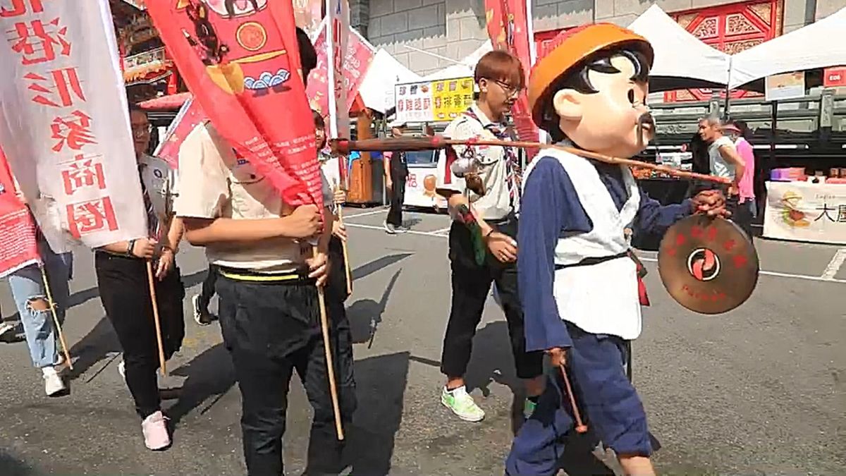 ▲北港形象商圈報馬仔引領旗隊進場。（圖／記者蘇榮泉攝，2020.10.17）