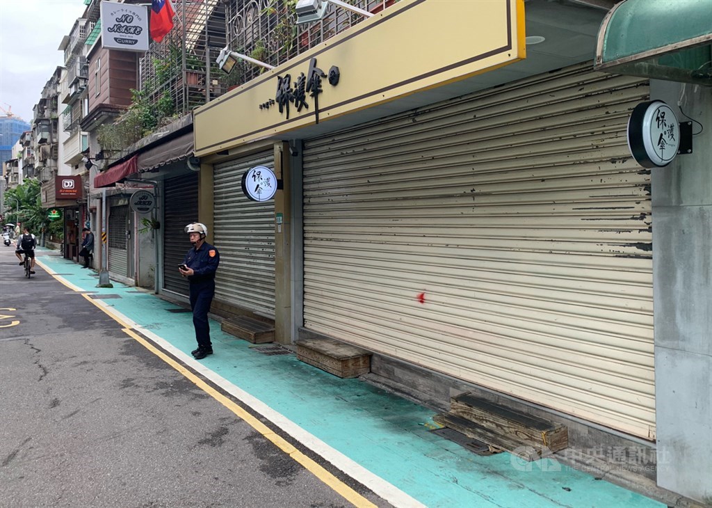 ▲台北市保護傘餐廳遭人潑穢物，警方17日逮捕涉案的25歲莫姓男子，移送北檢。圖為員警巡邏保護傘餐廳。中央社記者張新偉攝　109年10月17日