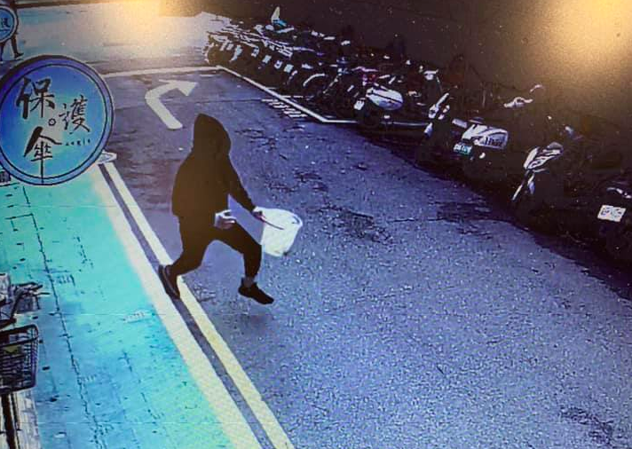 ▲「保護傘」遭潑糞，警方加強巡邏全台91處港人經營類似場所。 （圖／新頭殼）