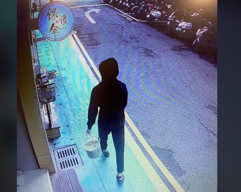 ▲台北市「保護傘」餐廳遭莫姓男子潑灑穢物，北院今（17）日晚間裁定羈押禁見。（圖／擷取自獨眼新聞臉書粉絲專頁）