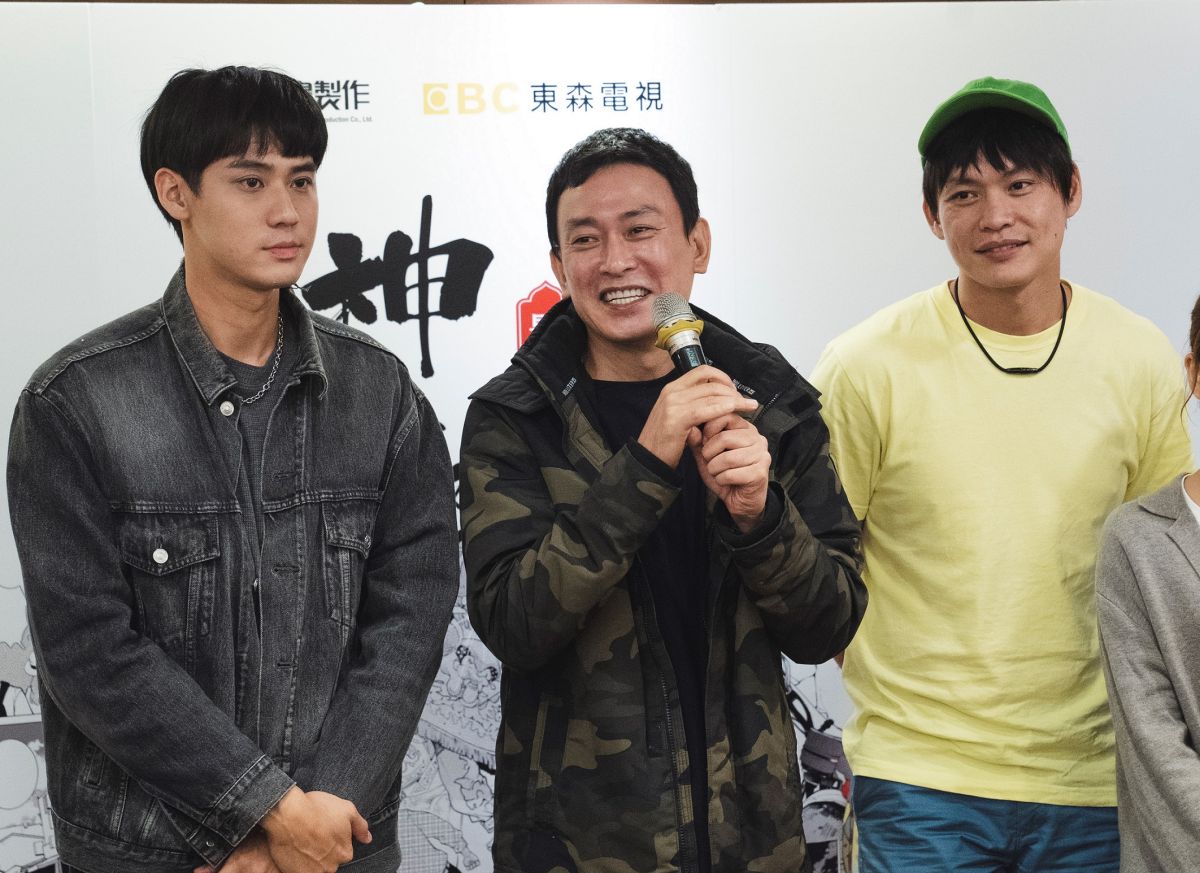 ▲王識賢（中）自爆有場戲躺著賺。（圖 / 東森、映畫提供）