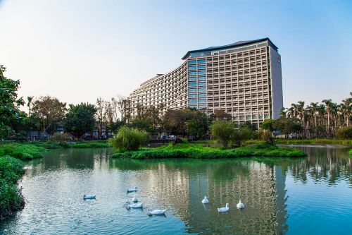 ▲誠品行旅線上旅展開跑，熱銷的「 無國界饗樂單人套餐券」下殺 5 折，每張 940 元。（圖／誠品行旅）