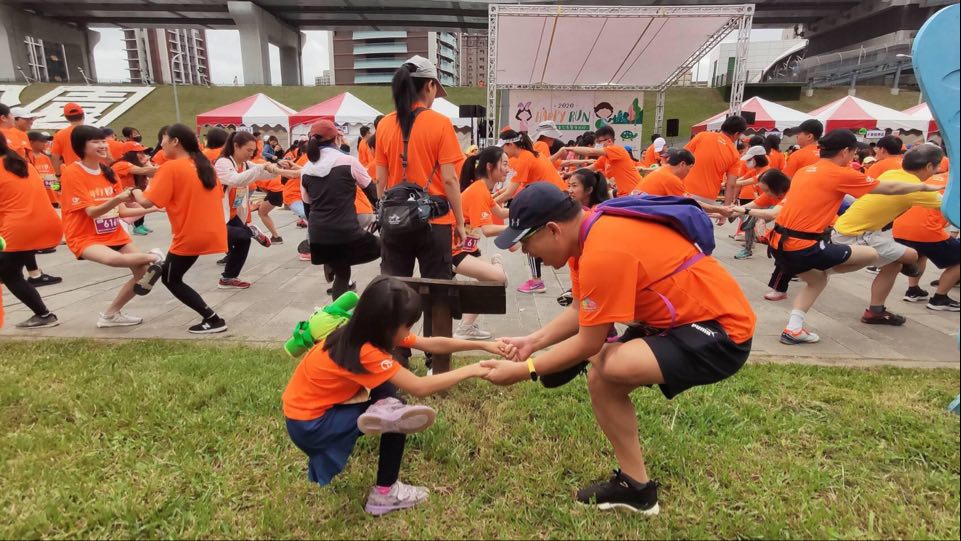 ▲瑞信兒童醫療基金會舉辦公益路跑，親子與醫護人員們踴躍參加。（圖/瑞信兒童醫療基金會提供）