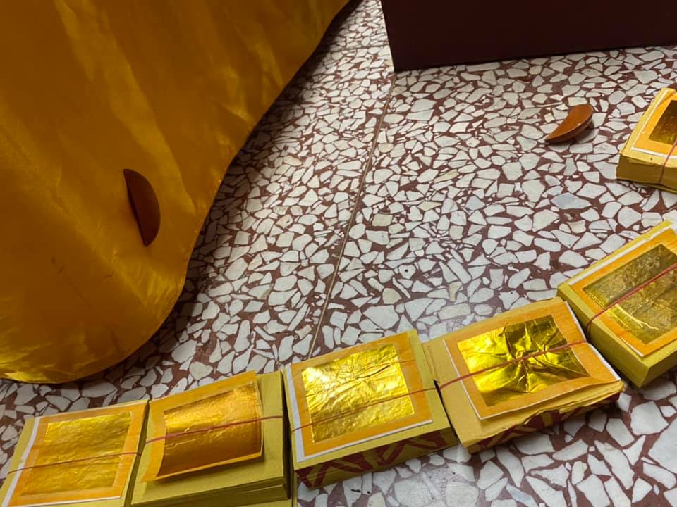 ▲一名女信徒擲筊後，其中一個筊就黏在神桌布上長達30小時以上。（圖／翻攝宜蘭東嶽廟信義會）