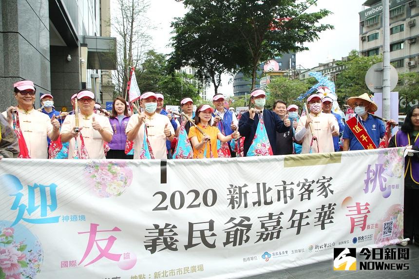 ▲侯友宜18日參加新北市客家義民爺嘉年華踩街及祭祀大典，與客家族群好朋友一起紀念義民爺和義民節。(圖/記者康子仁攝)