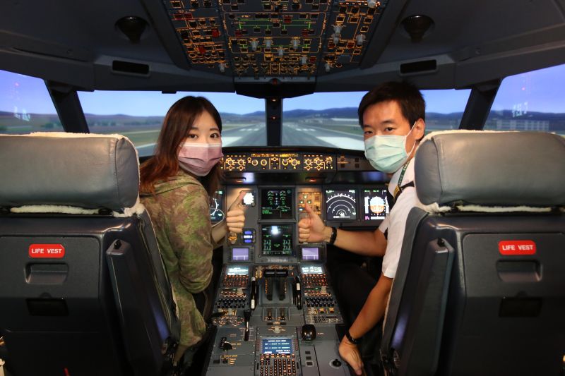 機長體驗營開課　親自駕駛A330模擬機飛上天
