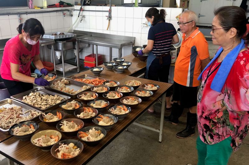 ▲參與汕尾漁港生態輕旅行活動的民眾，吃到漁村現做的海鮮粥，讓民眾體驗海洋風情。(圖／記者黃守作攝，2020.10.18)