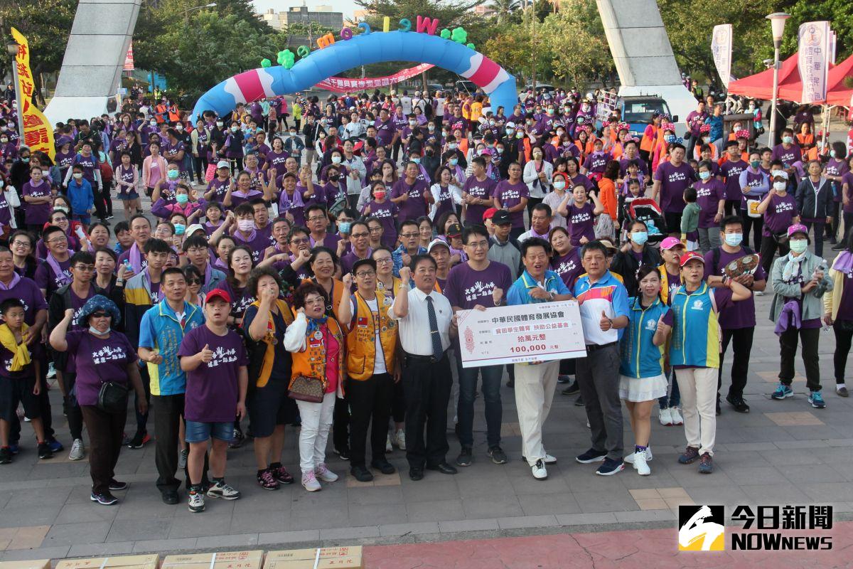 ▲中華民國體育發展協會於鹿港體育場舉辦大手牽小手健康一起走健走活動，祖孫三代手拉手，用足跡一起探索鹿港之美。（圖／記者陳雅芳攝，2020.10.18）