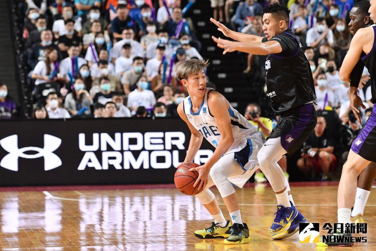 ▲攻城獅球星高國豪(右)防守富邦勇士後衛林書瑋(左)。（圖／林柏年攝）