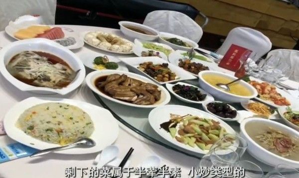 ▲大陸一對新人訂了每桌2萬的婚宴菜色,上菜卻發現「蛋炒飯」、「蛋花湯」等菜色。(圖/翻攝微博)