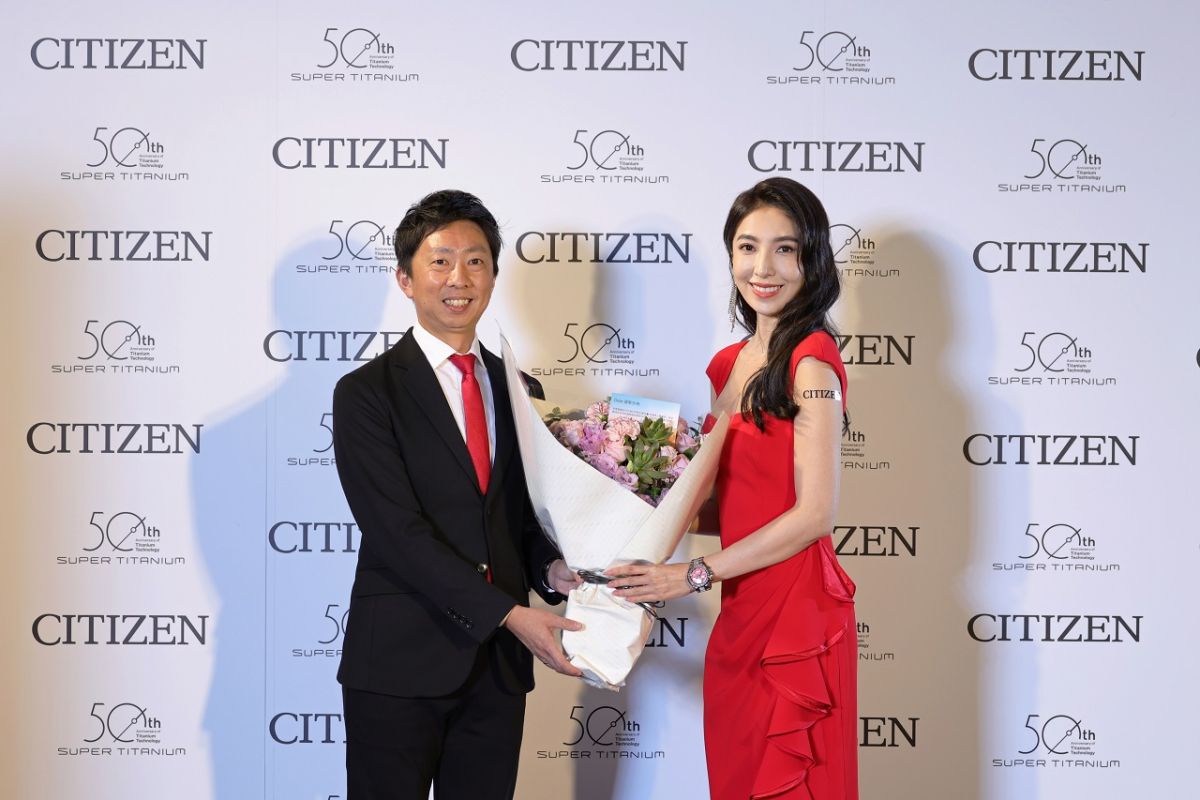 ▲CITIZEN台灣分公司總經理渡邊先生與品牌之友楊謹華合照。（圖／資料照片）