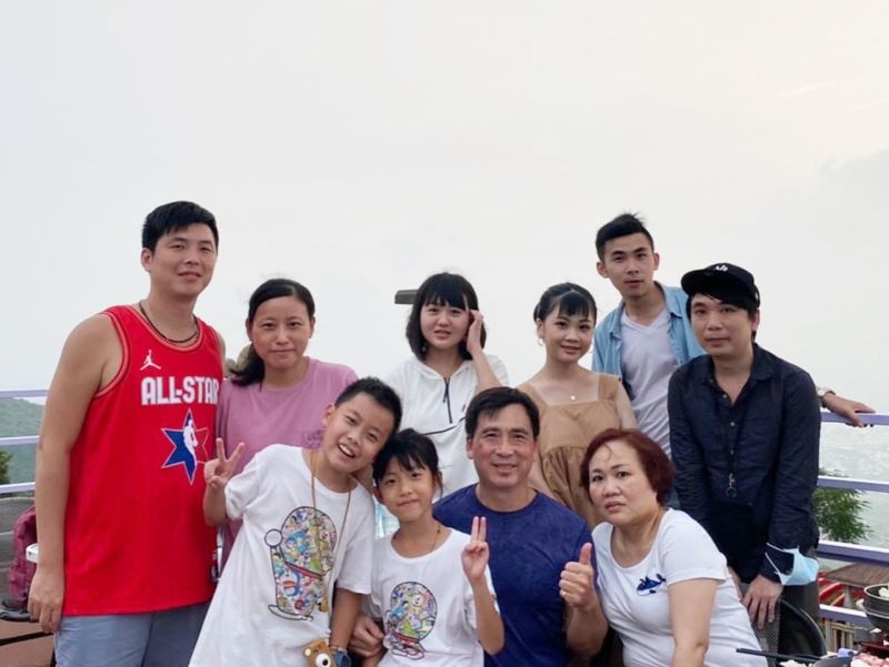 ▲彈性工作八小時的公司制度,讓邱晨逸(圖後右二)在享受與家人出遊之餘,工作上還是能繳出亮眼的成績單。(圖/資料照片)