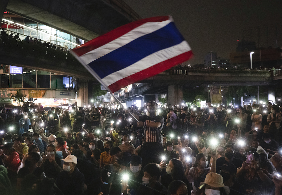 ▲泰國曼谷18日晚間，大批示威者聚集在街頭表達訴求。（圖／美聯社／達志影像）