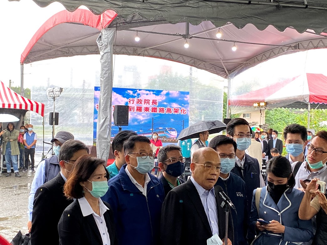 ▲行政院長蘇貞昌今（19）日上午抵宜蘭視察宜蘭至羅東鐵路高架工程，他指示交通部給「宜蘭、羅東鐵路高架大大的加油」。（圖／記者李清貴攝,2020.10.19)