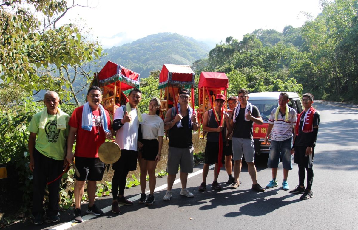 ▲10位古坑鄉草嶺村民徒步百公里祈求保佑陳姓道友，早日獲得換肝恢復健康。（圖／記者簡勇鵬攝，2020.10.19）