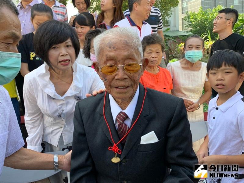 ▲嘉義縣水上鄉百歲人瑞黃德成開心的戴著蔡英文總統親手為他戴上的金鎖片。(圖／記者陳惲朋攝）