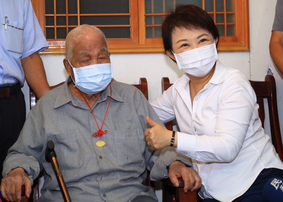 ▲台中市長盧秀燕拜訪百歲人瑞廖瑞陽，閒話長壽之道。老人家說「 心情好比什麼都重要」。（圖／市府提供）