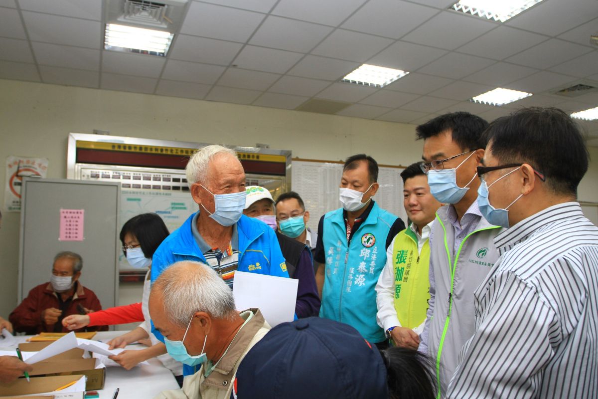 農委會主委陳吉仲今(19)日上午農田水利署新竹管理處竹北工作站，訪視農民申辦停灌補償作業。（圖／記者金祐妤攝,109.10.19）