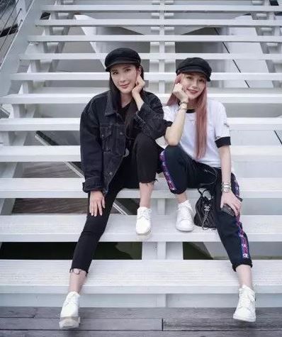 ▲她和年輕貌美的女兒Calista站在一起也不像母女,而是像姊妹。(圖/臉書)