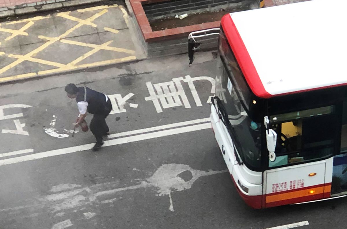 ▲桃園客運駕駛謝和憲，今天行經中壢環中東路見到路邊一輛自小客起火，立刻提著滅火器衝下車救火。（圖／記者李春台翻攝）