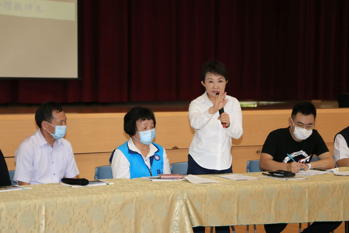 ▲台中市長盧秀燕、立委江啟臣等人，今視察南陽國小新校舍工程進度，決定全額補助內部設施經費。（圖／市府提供）