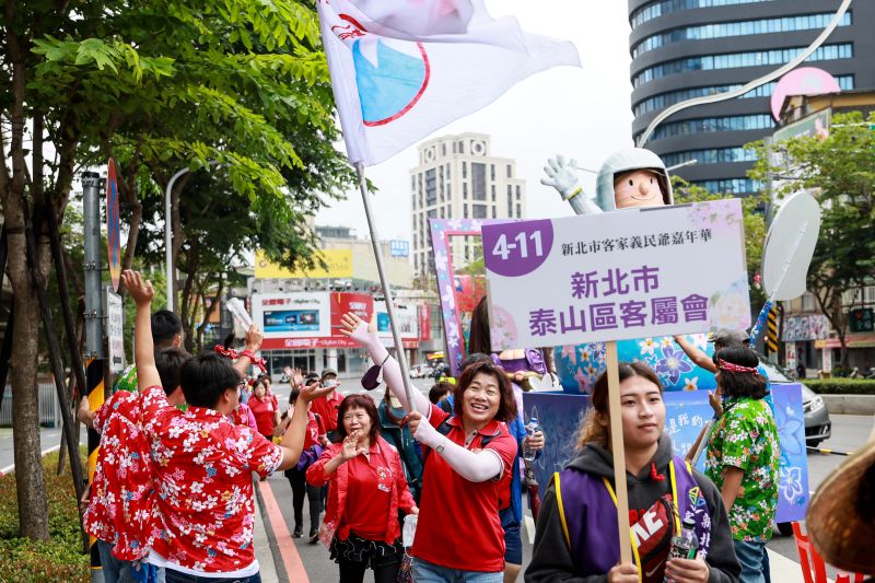 ▲踩街鄉親第一次和阿姆斯壯大型人偶一起踩街,感到非常興奮。(圖/旅食樂提供)