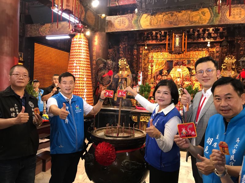 ▲雲林縣長張麗善(右三)率斗六市長林聖爵(左二)、新興宮主委賴建文(左一)與智慧時尚總經理張育銓(右二),共同為「智慧科技香火袋」過香爐,祈求百年媽祖廟用最潮科技幫銀髮族促進健康。(圖/智慧時尚股份有限公司)