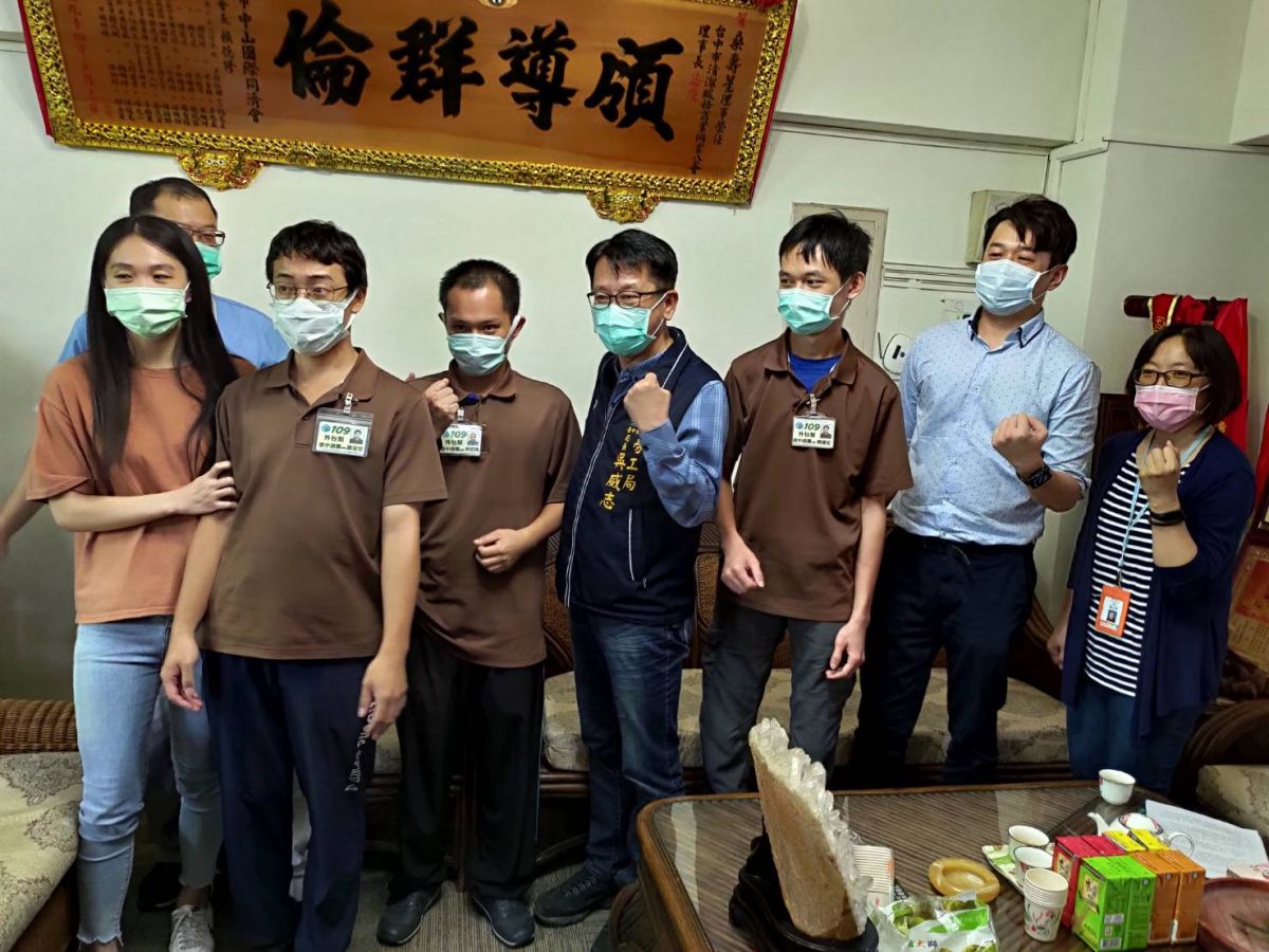 ▲台中市欣中環保力挺身障員工， 勞工局長吳威志親往致謝，並為身障員工打氣加油。（圖／市府勞工局提供）