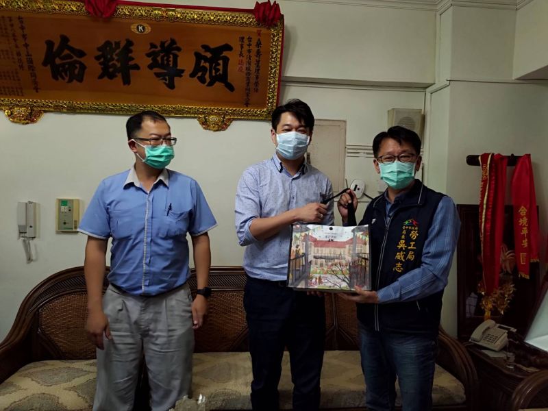 ▲台中市勞工局長吳威志(右一)今天專程前往欣中環保,感謝業主勇於用人。(圖/台中勞工局提供)