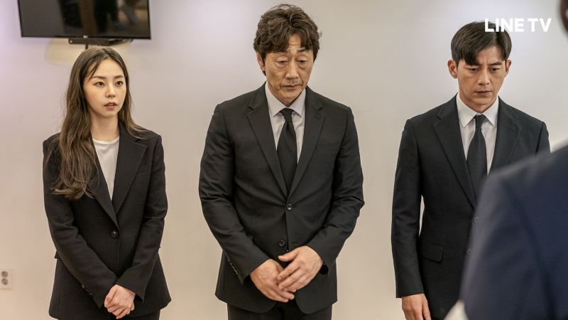 ▲安昭熙(左起))、許峻豪、高洙悲傷參加喪禮。(圖/LINE
