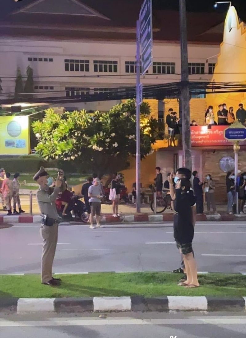▲泰國曼谷反政府運動持續,一名泰國警察替年輕的示威情侶高舉3指禮的畫面合影,吸引超過26萬人按讚分享。(圖/翻攝自推特@morerainhere)