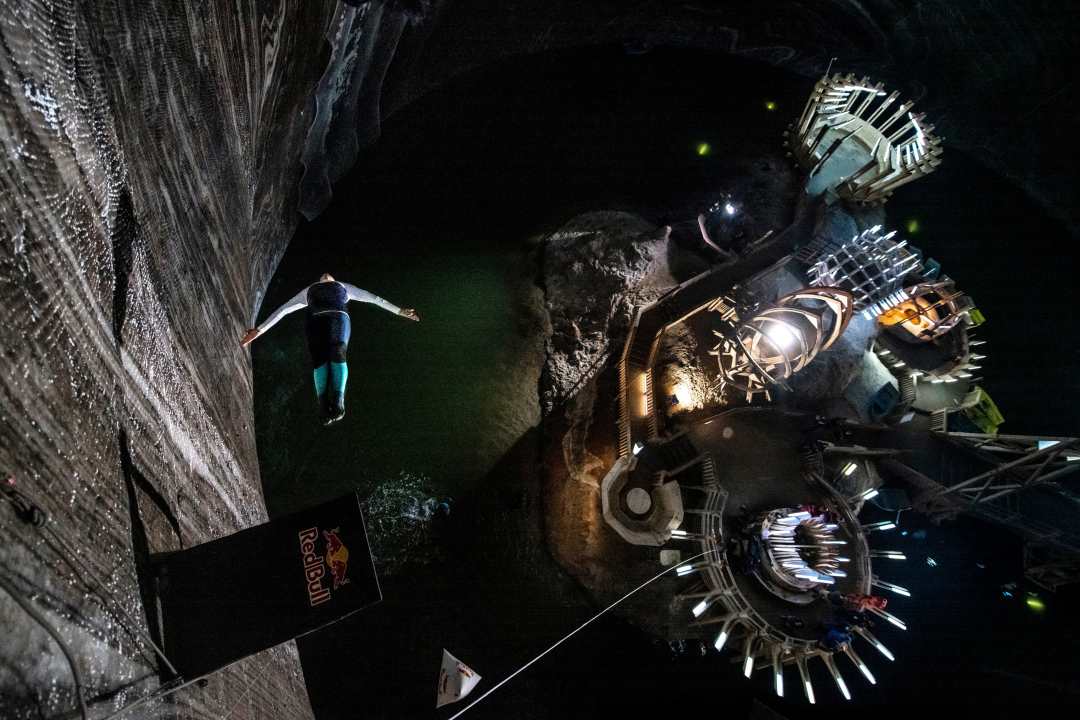 ▲Red Bull歷屆懸崖跳水冠軍Rhiannan Iffland和當地知名跳水運動員Constantin Popovici，成為世界第一組從羅馬尼亞礦山的山壁上一躍而下的運動員。（圖／Red Bull提供）