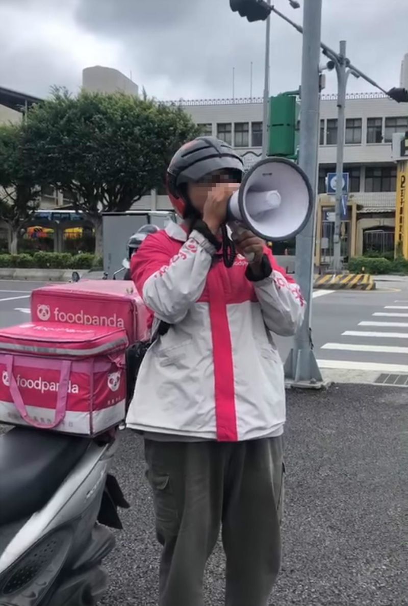 ▲熊貓外送員等不到顧客,直接拿出大聲公廣播起來。(圖/翻攝自臉書社團《爆料公社》)