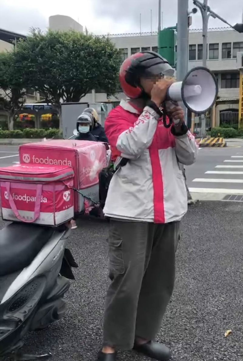 ▲熊貓外送員等不到顧客來取餐,竟拿出大聲公廣播起來,笑翻眾人。(圖/翻攝自臉書社團《爆料公社》)