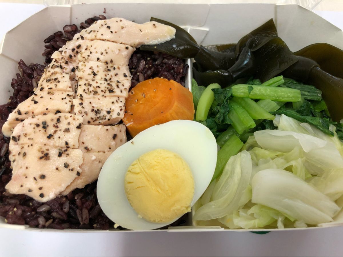 ▲近日有網友分享，自己買了一個「雞胸便當」要價115元，讓他覺得有點小貴，不過，內行一看菜色後卻狂喊「健康無價」。（圖／翻攝自PTT）