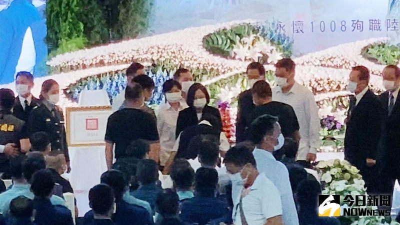 ▲林楷強家屬向蔡英文致意。(圖/記者張文晃攝,2020.10.20)