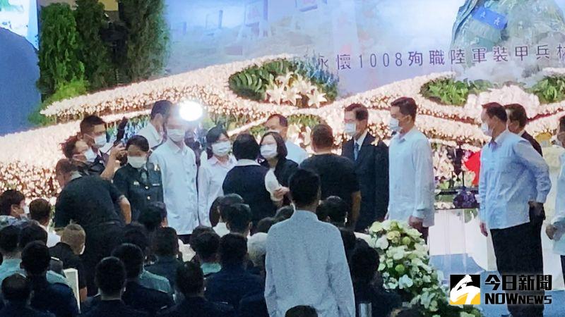 ▲蔡英文致詞完畢,向林楷強家屬致意。(圖/記者張文晃攝,2020.10.20)