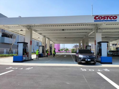 ▲好市多在油價調整上較彈性，倘若價格上漲時，可迅速針對價格進行成本調整；反之，當油價下跌時，價格下降速度較慢，藉此在價格波動中回收部分利潤，同時維持比其他競爭對手更低的價格。（圖／COSTCO好市多 消費經驗分享區臉書）