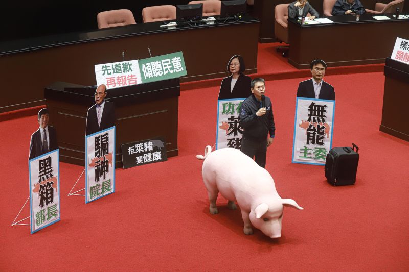 ▲國民黨團持續不讓行政院長蘇貞昌上台，黨團總召林為洲上台和媒體解釋朝野協商的結果。　（圖／記者葉政勳攝）