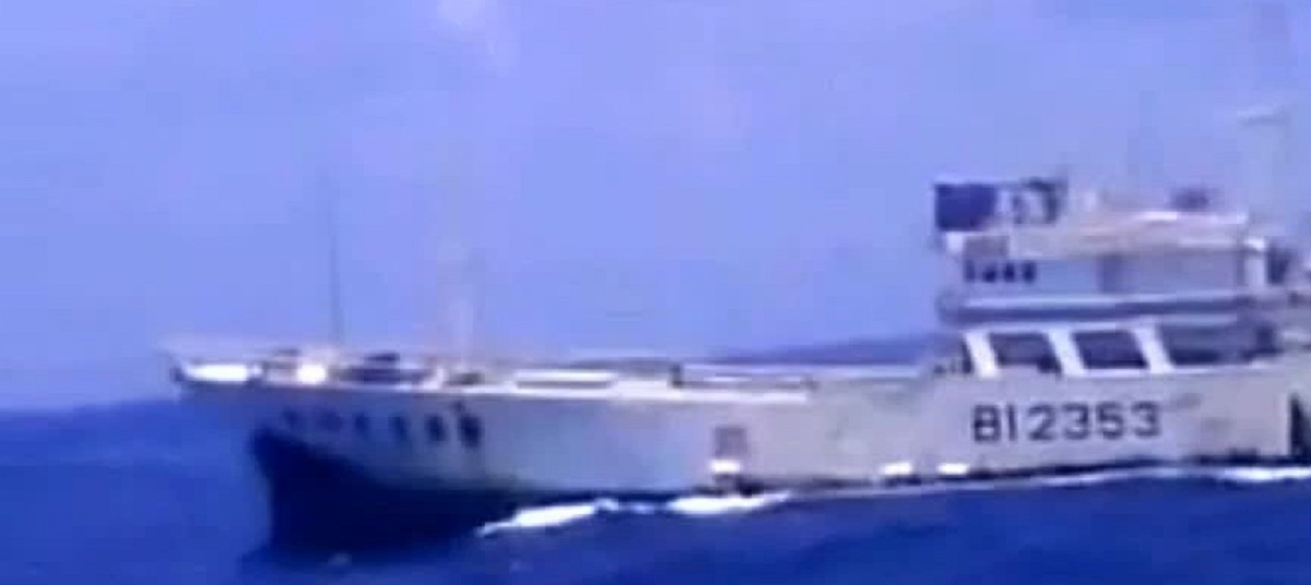 ▲2012年發生在印度洋海域上的海上喋血案，掉落海中的海盜遭中國大陸籍代理船長汪峰裕下令射死，雄檢依殺人罪起訴。（圖／郭凱杰翻攝）