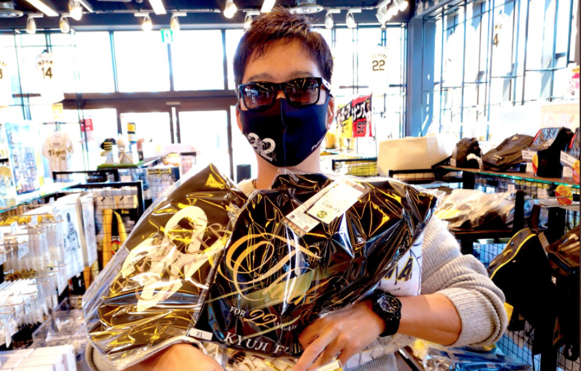 ▲阪神虎藤川球兒狂買自己的商品。（圖／取自藤川球兒推特）