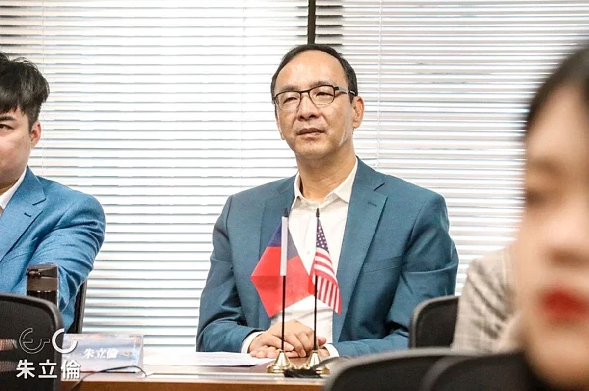 ▲針對民進黨人士，將矛頭指向前總統馬英九，認為其任內並未積極研發新式戰機，也讓國民黨相當反彈。國民黨前主席、前新北市長朱立倫今天（1日）下午接受訪問時，表示現在發生的事情，去想到檢討五年前的馬政府，實在毫無意義。（圖／朱立倫辦公室提供）