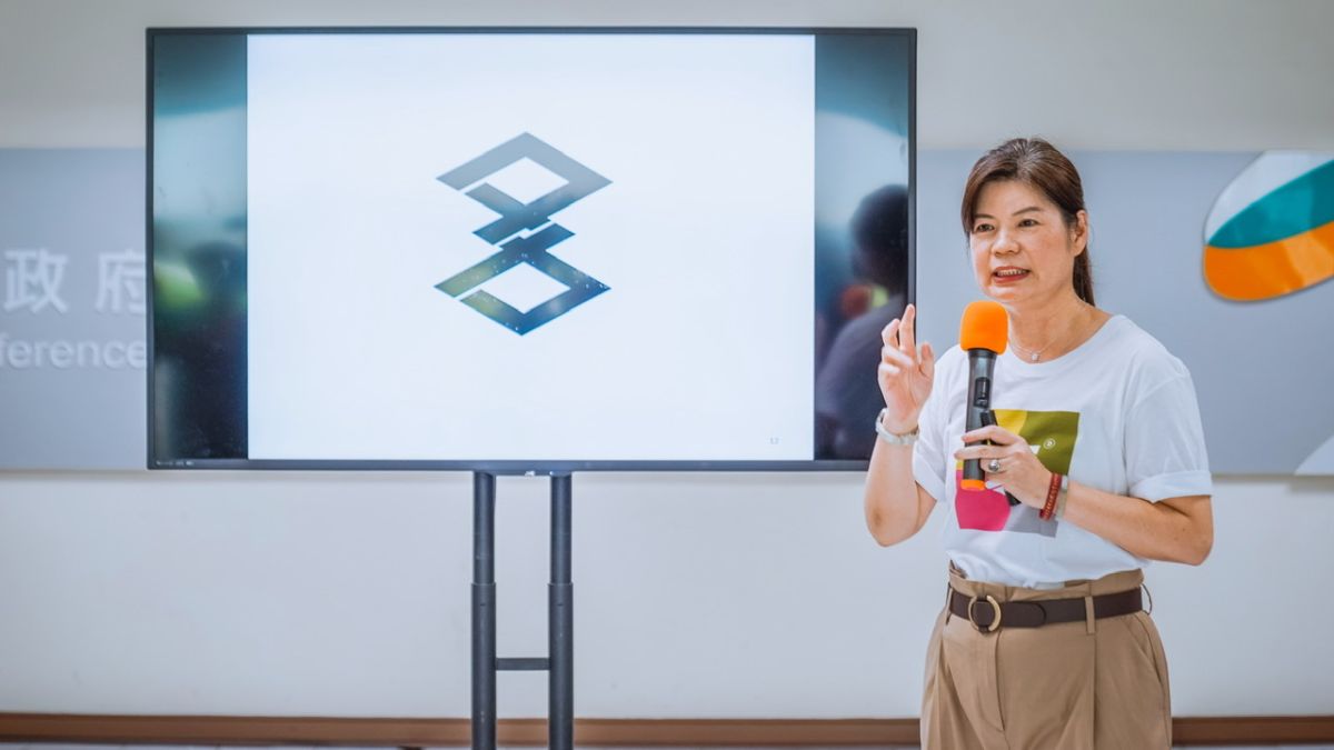 ▲由副市長史哲擔任總設計師的「高雄一百」主視覺設計巧妙運用舊時高雄市徽，結合高雄一百的「百」字，前後呼應百年來高雄發展。（圖／高市文化局提供）