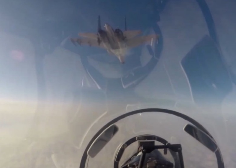 ▲中國《央視軍事》聲稱近日解放軍空軍在中國領空發現不明軍機，雙方距離一度近到能看清機徽及機號。（圖／截取自影片）