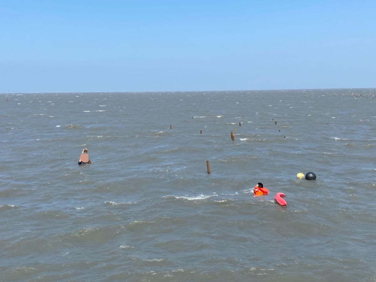▲三男挖蛤蜊未注意到漲潮，所幸經海巡人員分秒必爭救援成功。（圖／中部分署第四岸巡隊提供）